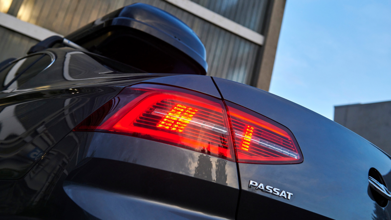 Detailaufnahme Rückleuchte mit Bremslicht eines VW Passat B8