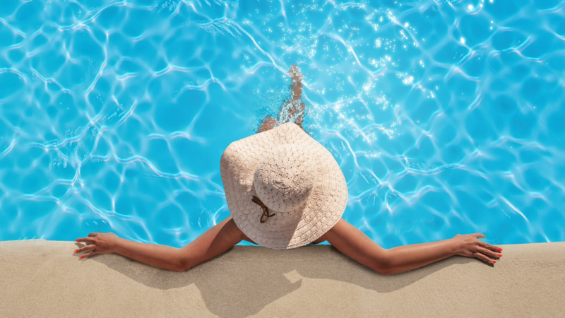 Une femme est allongé dans une piscine.