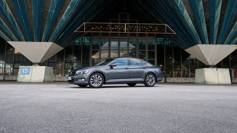 VW Passat B8 vor einem Gebäude