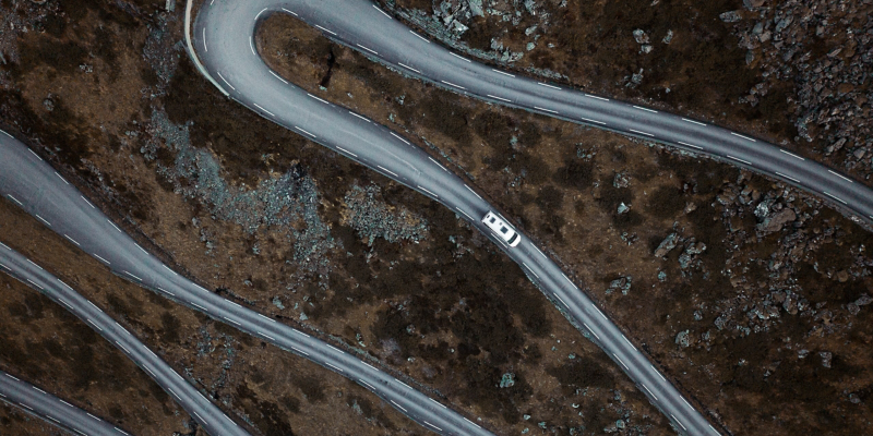 Top-Down-View sur une route avec un véhicule.