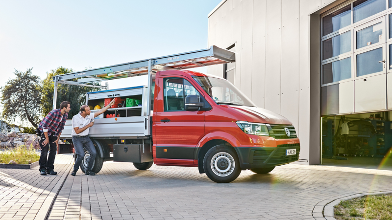 Ein VW Crafter mit branchenspezifischem Aufbau wird an den Kunden übergeben.
