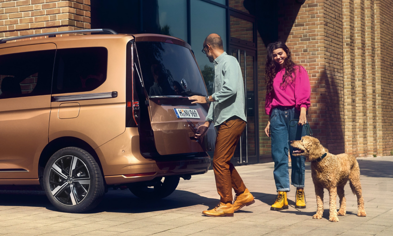 Der VW Caddy im Anschnitt seitlich von hinten.