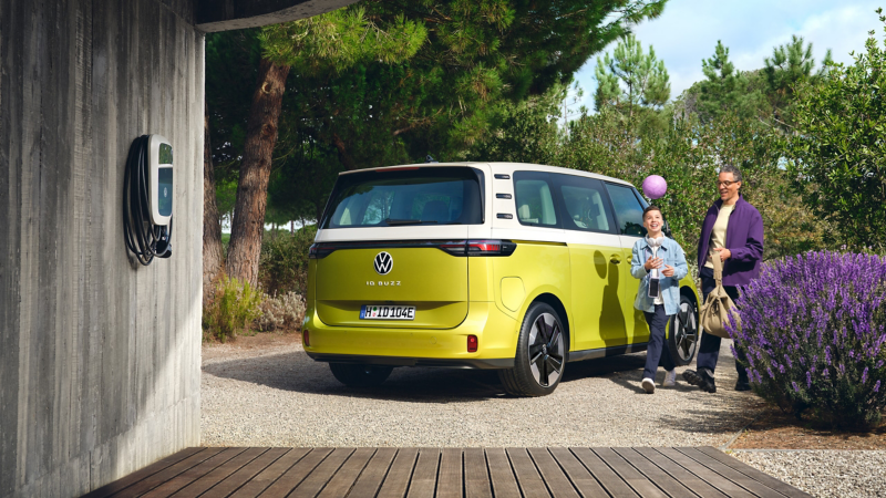 Un uomo tra due Volkswagen ID. Buzz. 