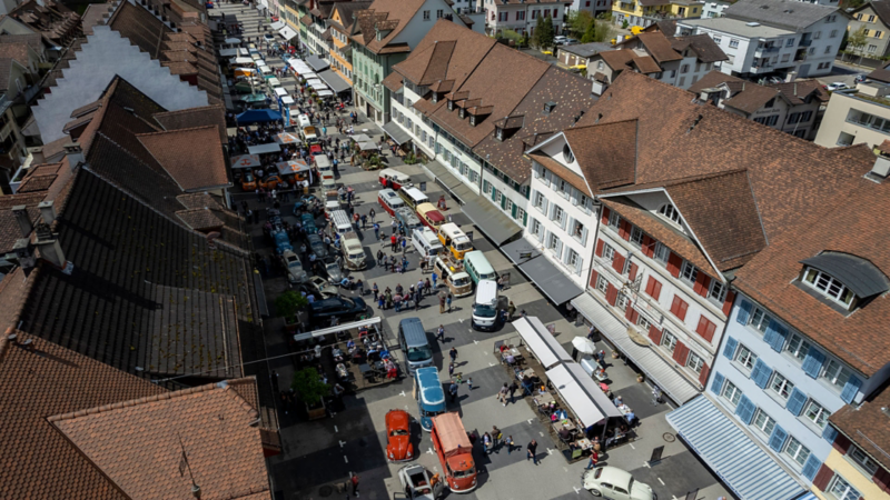 Image de plusieurs VW Bulli dans un village