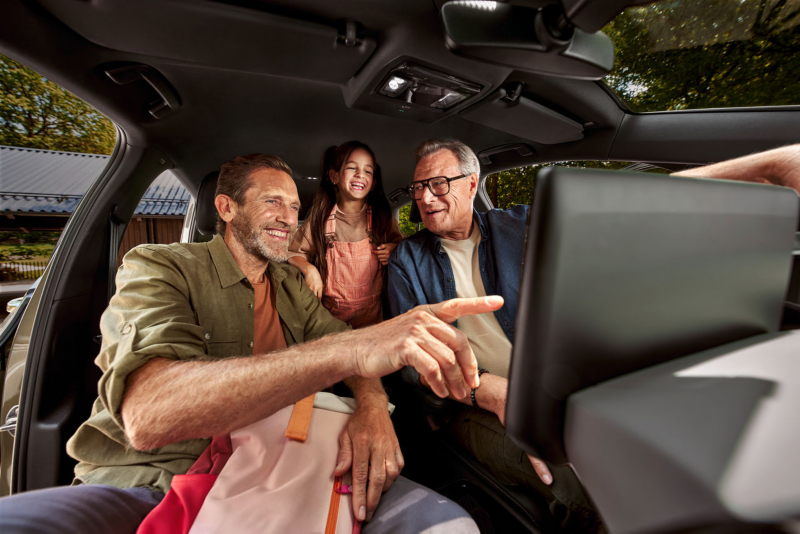 Tres personas vistas dentro de un Volkswagen ID.3